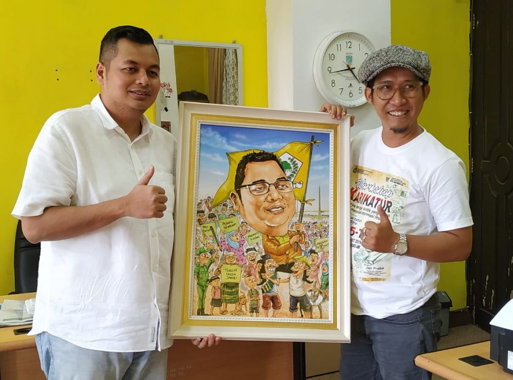 Anggota DPRD Kota Jambi, Kemas Faried Alfarelly (KFA) mendapat apresiasi dari kartunis Jambi, Edi Dharma, Kamis (29/8).