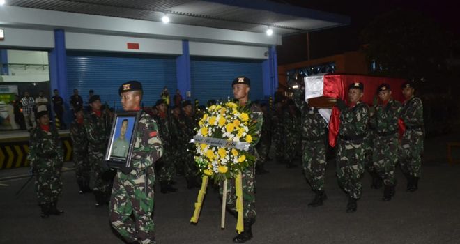 Jenazah Sersan Dua (Serda) Rikson Edi Chandra saat tiba di terminal kargo Bandara Sultan Mahmud (SMB) Palembang, tadi malam (28/8) sekitar pukul 18.30 WIB. Hari ini, almarhum akan dikebumikan secara militer di Prabumulih


