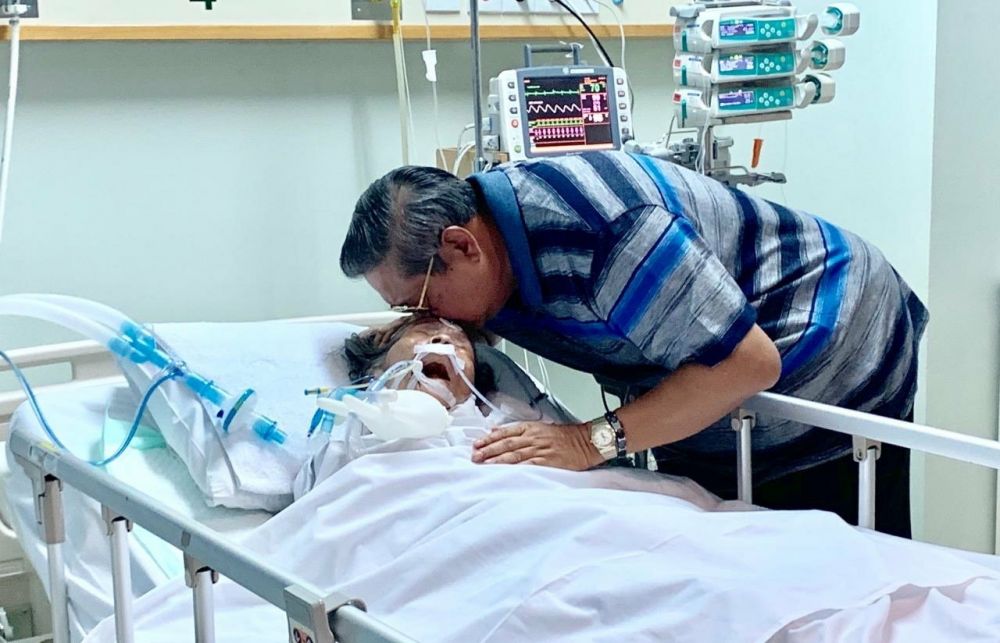 SBY saat mencium kening ibunya Siti Habibah. 