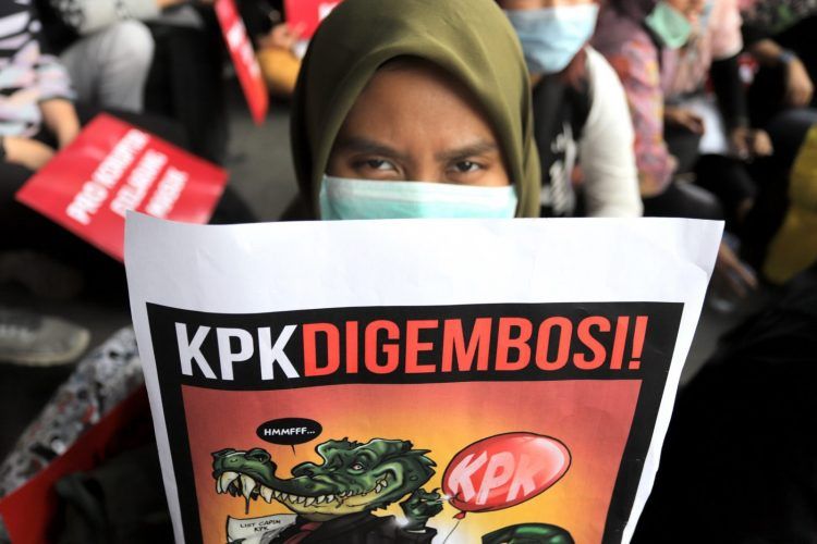 Massa menggelar aksi di depan Gedung KPK, Jakarta, Jumat (30/8). Mereka memprotes keputusan Pansel Capim KPK yang dinilai tetap meloloskan sejumlah nama yang diduga bermasalah hingga tahap wawancara dan uji publik atau seleksi tahap akhir. (Dery Ridwansah/ JawaPos.com)

