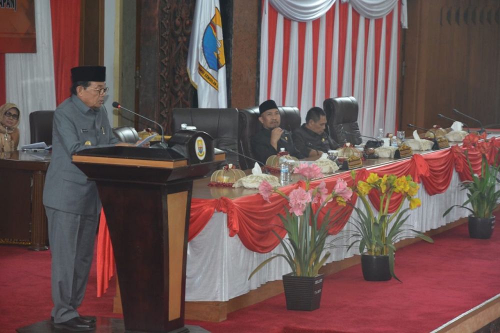 Gubernur Jambi Fachrori Umar saat Rapat Paripurna terakhir dengan anggota DPRD Provinsi Jambi periode 2014 hingga 2019, kemarin (2/9). 