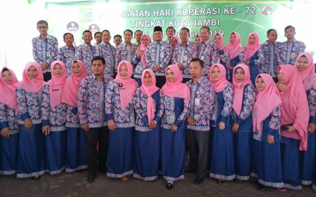 Jajaran Dinas Tenaga Kerja, Koperasi dan UKM Kota Jambi bersama Wawako Maulana.