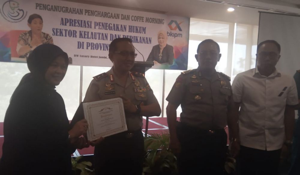 Kapolda Jambi Irjen Pol Muchlis AS, bersama 10 orang lainnya saat menerima penghargaan dari Menteri Kelautan dan Perikanan Republik Indonesia (RI) Susi Pudjiastuti.