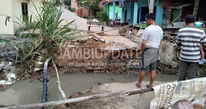 Pipa pelayanan air PDAM Tirta Mayang Kota Jambi di Kelurahan Kenali Besar, kecamatan Alam Barajo pecah. Hal itu disebabkan galian Exavator proyek Fisik PUPR Kota Jambi beberpa waktu lalu.