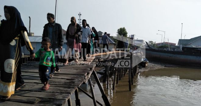 Kondisi jembatan penghubung di RT 02 dan RT 03 RW 04 di Kelurahan Nipah Panjang II, Kecamatan Nipah Panjang, Tanjabtim, sangat memprihatikan.