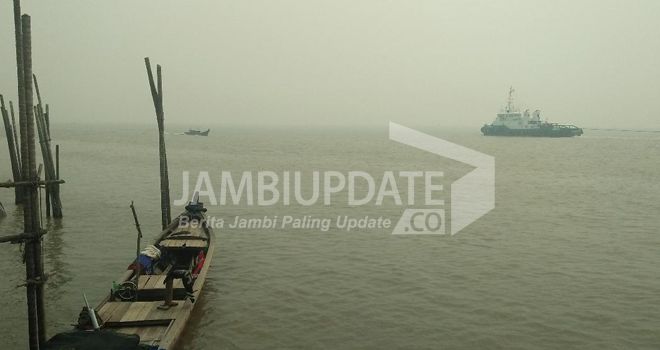 Imbas dari kabut asap yang menyelimuti Tanjabtim, membuat sejumlah nelayan menggunakan GPS. Foto diambil di perairan Kecamatan Kuala Jambi, yang diselimuti kabut asap.

