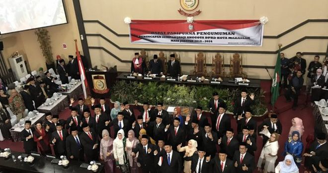 50 anggota DPRD Makassar yang dilantik di ruang Rapat Paripurna DPRD Kota Makassar, Senin, 9 September.