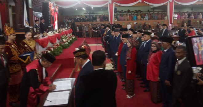  55 Anggota DPRD Provinsi Jambi periode 2019-2024 resmi dilantik pukul 10.45 WIB. Bertempat di gedung DPRD Provinsi Jambi kawasan Telanaipura, Kota Jambi.