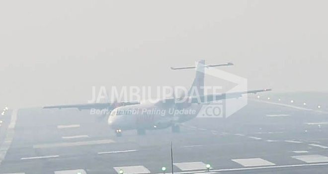 Kabut asap menyelimuti bandara Jambi tadi pagi sekitar pukul 09.00 Wib (9/9).