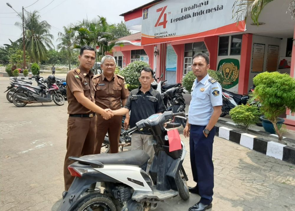 Kejaksaan Negeri Batanghari mengembalikan barang bukti dua unit sepeda motor, Selasa (10/09).