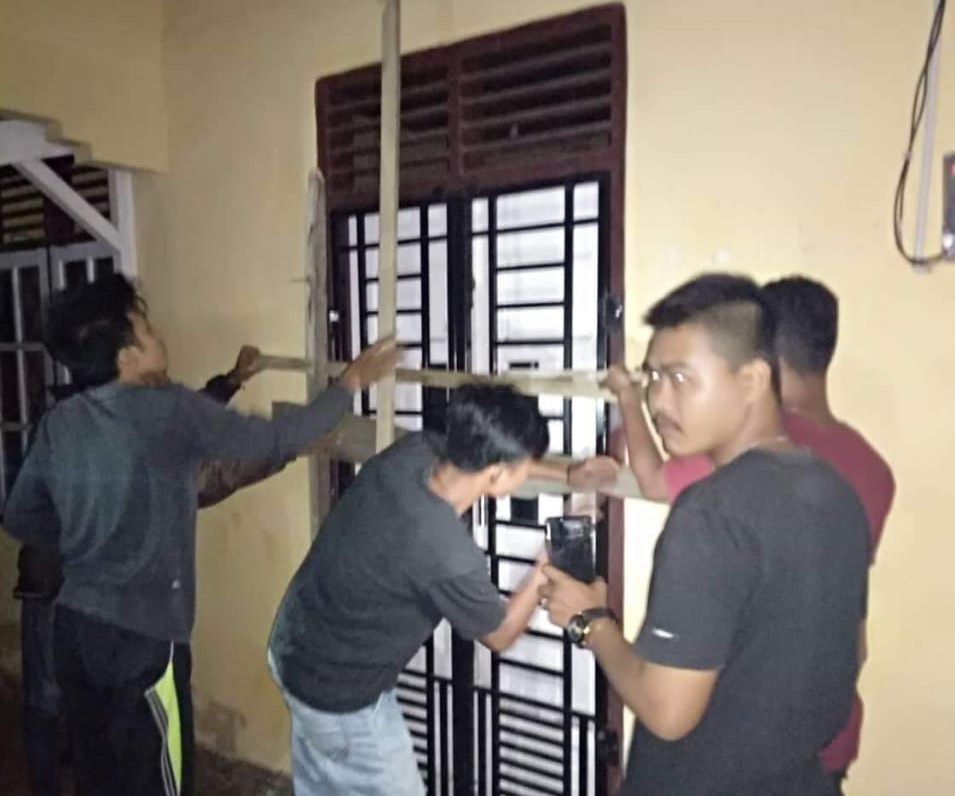 Disegelnya Kantor Desa Titian Teras oleh puluhan warga.