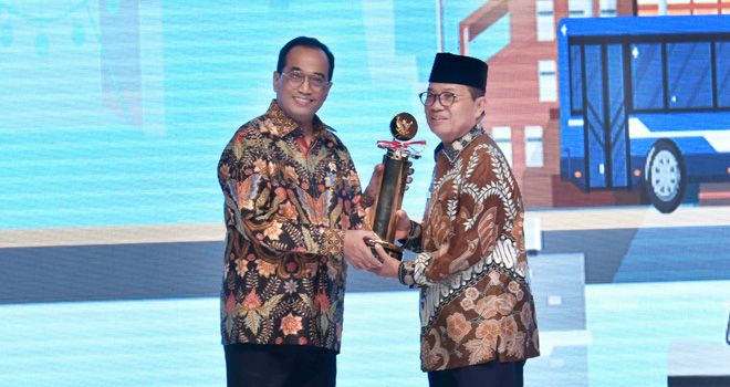 Gubernur Jambi, Fachrori Umar, dianugerahi Penghargaan Wahana Tata Nugraha Wiratama Tahun 2019.