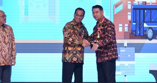 Walikota Jambi menerima penghargaan yang diserahkan Menteri Perhubungan Budi Karya Sumadi, Minggu pagi (15/9), di Jakarta Convention Centre (JCC) Senayan, Jakarta.