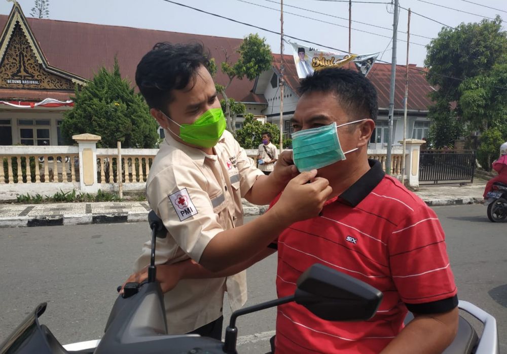 Palang Merah Indonesia (PMI) Kota Sungai Penuh, dan Fikar Azami menyebar ribuan masker untuk  warga masyarakat, Selasa (17/9).