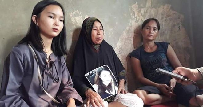 Ibunda korban memperlihatkan foto anaknya yang meninggal di Malaysia.