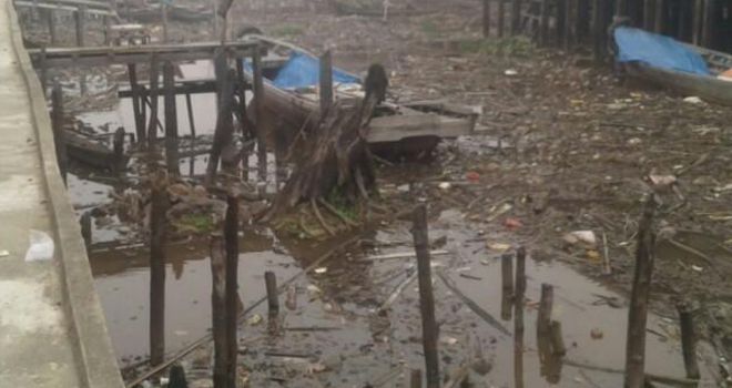 Akibat penumpukan sampah, kondisi jalur transportasi sungai yang berada di Desa Pematang Rahim, Kecamatan Mendahara Ulu, Kabupaten Tanjabtim, lumpuh tolal.