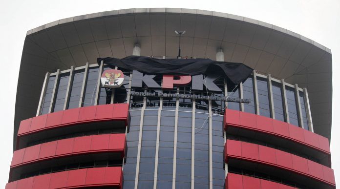 Sejumlah Pegawai KPK menggelar aksi dengan cara menutup logo KPK di gedung Merah Putih, Jakarta Selatan, Minggu (8/9/2019).
