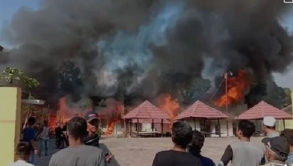 Situasi kebakran di Ponpes Ummul Mukminin.

