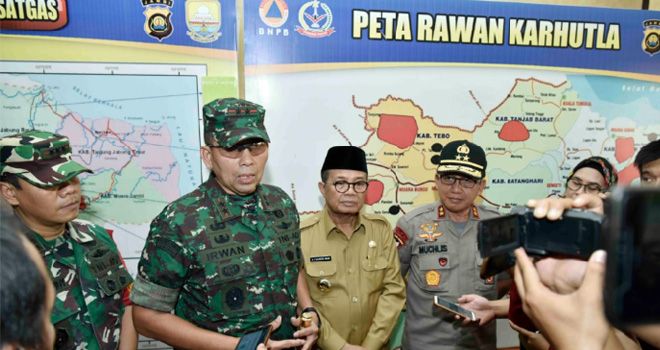 Pangdam II Sriwijaya Mayjen TNI Irwan, memberi keterangan pers usai rakor di Jambi tadi siang (23/9). 