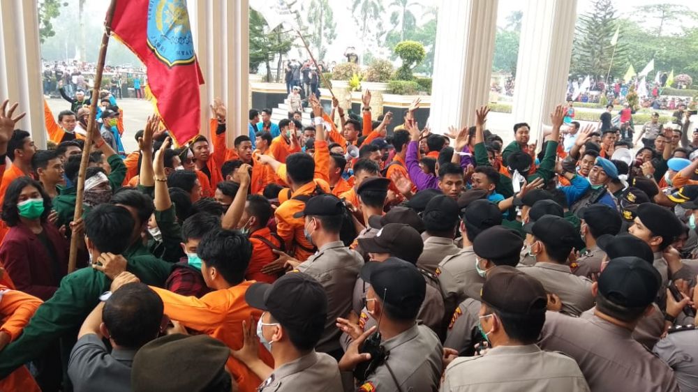 Ribuan Mahasiswa Geruduk Gedung DPRD Provinsi Jambi.

