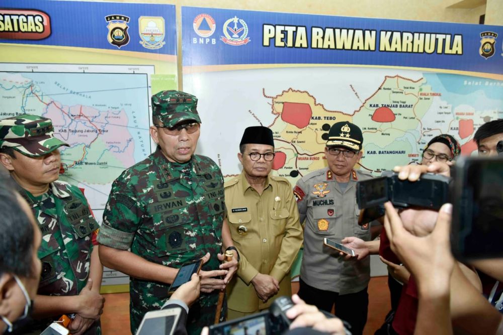 Pangdam II Swj Mayjend TNI Irwan memberi keterangan pers kepada wartawan usai rapat penangan Karhutla di Jambi Senin kemarin (23/9). 