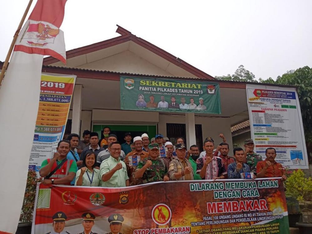 CSR BBB, Eko Bayu (Delapan dari kiri), Camat Sekernan (tujuh dari kanan), Kepala Desa Suko Awin Jaya, P.Nainggolan (enam dari kanan) beserta seluruh perangkat Desa dan RT di Desa Suko Awin Jaya.