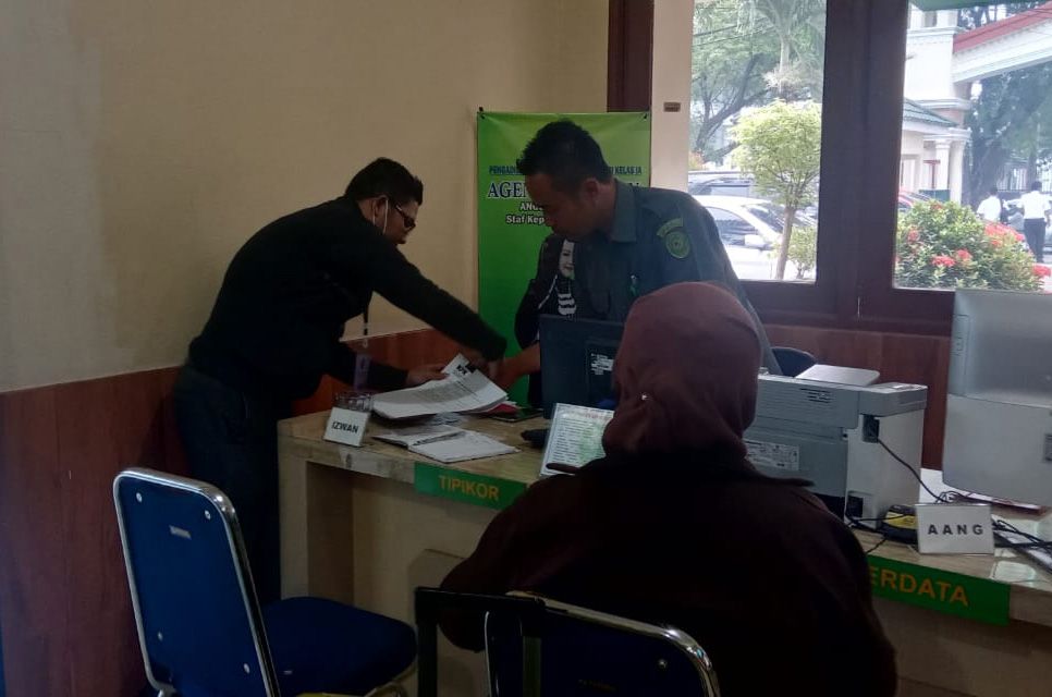 Penyidik KPK saat Melimpahkan Berkas Perkara Uuap Uang Ketok Palu RAPBD Jambi.