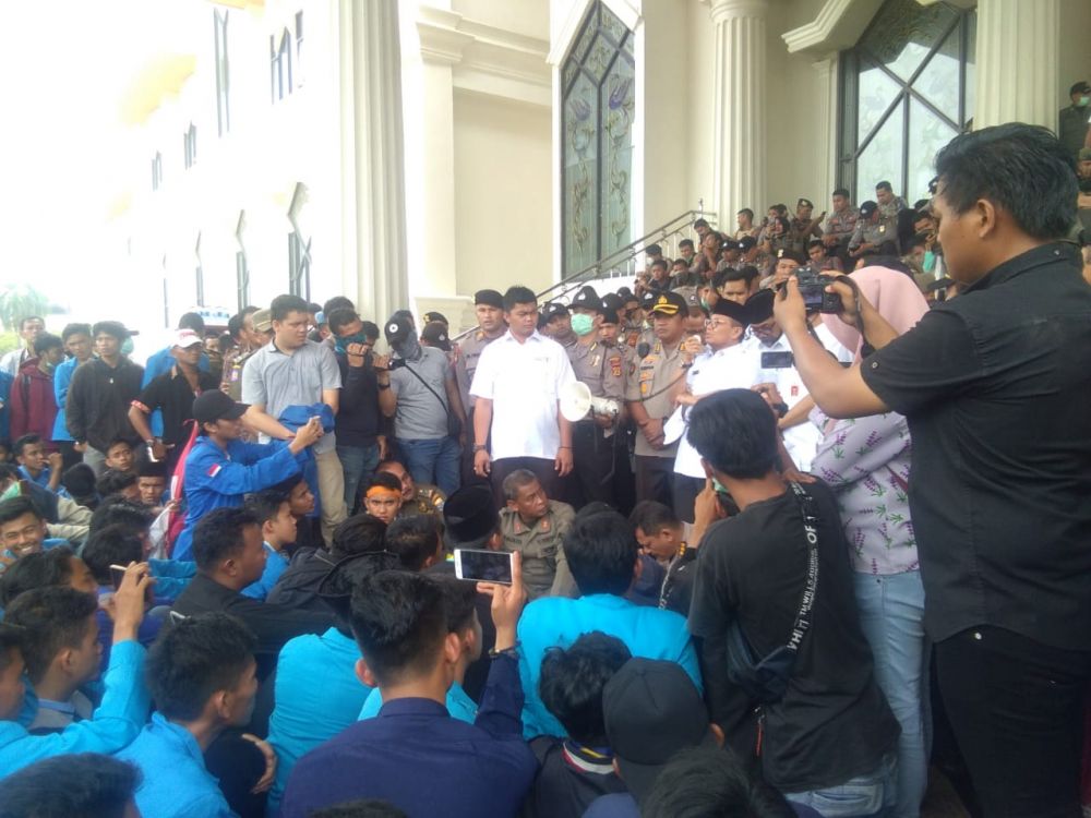 Pergerakan Mahasiswa Islam Indonesia (PMII), di kantor Gubernur (25/9).
