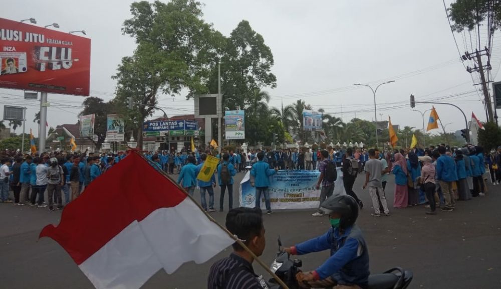 Pergerakan Mahasiswa Islam Indonesia (PMII) Jambi menggelar aksi demo di Simpang Bank Indonesia Telanaipura (25/9). 