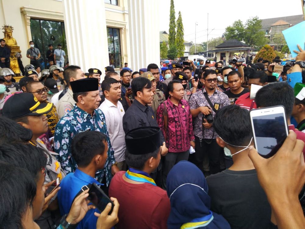 Ketua DPRD Jambi sementara Edi Purwanto akhirnya menanggapi demo mahasiswa Cipayung plus Jambi (HMI, PMII, KAMMI dan organisasi mahasiswa lainnya). 