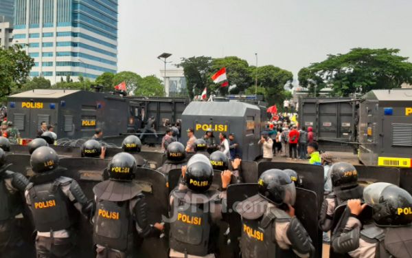 Polisi yang menjaga pelaksanaan demo mahasiswa 
