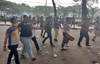 Aparat dalam aksi demonstrasi mahasiswa.