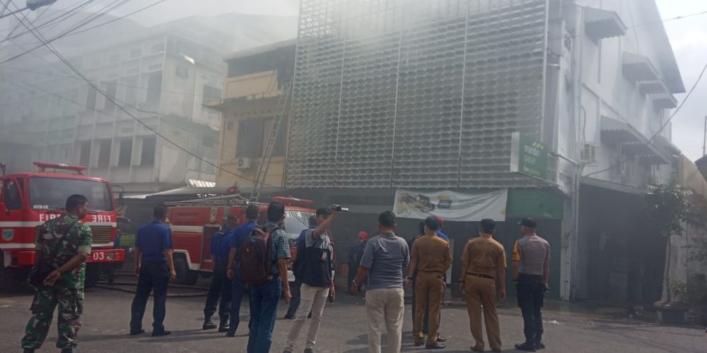 Bank Mandiri syariah di sebelah kantor camat pasar terbakar.
 

