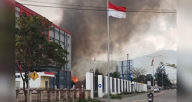 Kompleks kantor Bupati Jayawijaya yang ikut terbakar dalam aksi demo yang berakhir rusuh di Wamena, Kabupaten Jayawijaya, Senin (23/9). Kini terdapat 32 orang meninggal akibat kerusuhan itu. 