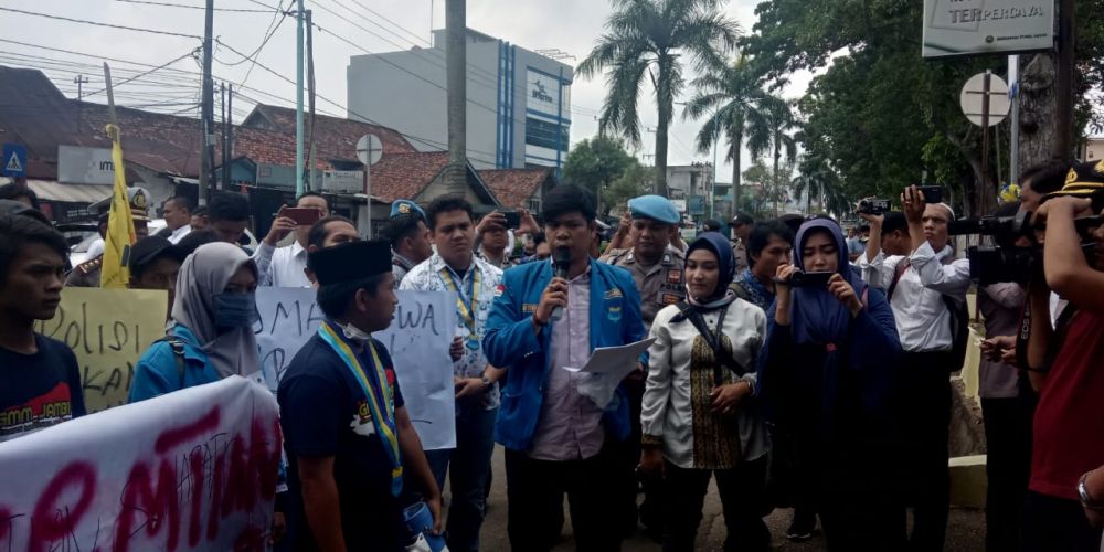 Puluhan mahasiswa yang tergabung dalam Pergerakan mahasiswa Islam Indonesia (PMII) Senin (30/9) mendatangi Mapolda Jambi.