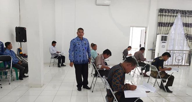 17 orang Balon Kades Desa yang mengikuti tes tertulis di Aula Kantor BKPSDM Kota Sungai Penuh.

