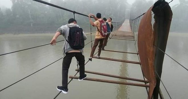 Walaupun kondisi jembatan sangat memprihatikna, tetapi warga tetap melintasi jembatan rusak hendak pergi ke sekolah karena tidak ada alternative.

