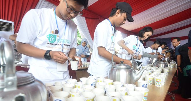 Seduh kopi terbanyak pecahkan rekor MURI saat acara Hari Kopi Internasional. Hanya saja, pada hari pertama, baru 1 WNA yang hadir.

 