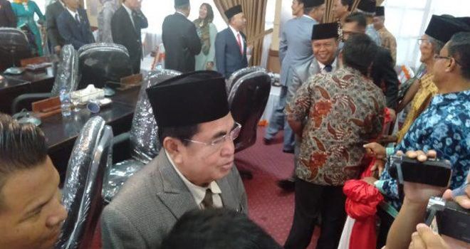 Wali Kota Sungai Penuh, Asafri Jaya Bakri, saat diwawancarai wartawan usai saat Rapat Paripurna Pelantikan Pimpinan Dewan.