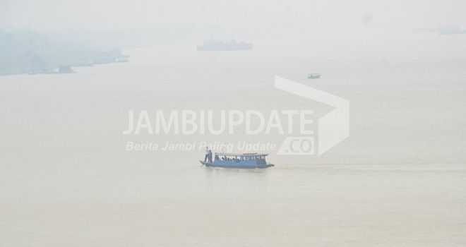 Kabut asap yang menyelimuti kota Jambi beberapa waktu lalu.