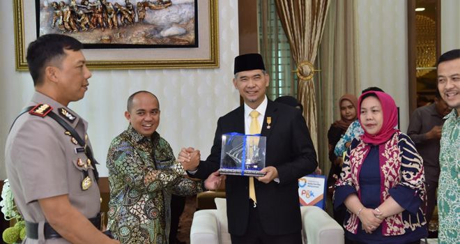 Maulana dan rombongan Pemkot Pangkal Pinang diterima langsung Wali Kota Jambi, Syarif Fasha (3/10) kemarin.

