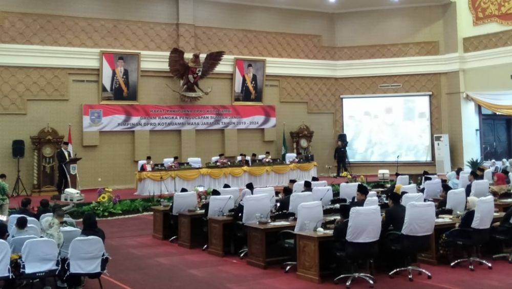 Walikota Jambi Sy Fasha yang hadir dalam pelantikan tiga pimpinan DPRD Kota Jambi periode 2019-2024.