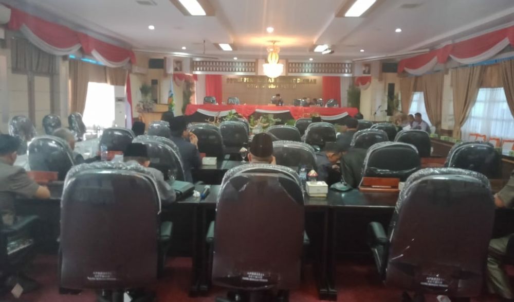 Rapat paripurna pelantikan dan pengambilan Sumpah jabatan pimpinan DPRD Sungai Penuh pada Rabu (02/10) kemarin. 