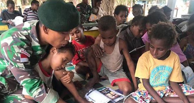 Personel Pos Yanggandur Satgas Pamtas RI-PNG Yonif Mekanis Raider 411/Pandawa Kostrad memberikan Bimbingan Belajar kepada anak-anak Sekolah Dasar (SD) di Kampung Yanggandur, Distrik Sota, Merauke, Papua.