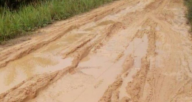 Warga dua desa mengeluhkan kondisi jalan di daerah mereka yang berlumpur saat hujan dan sulit dilalui.

