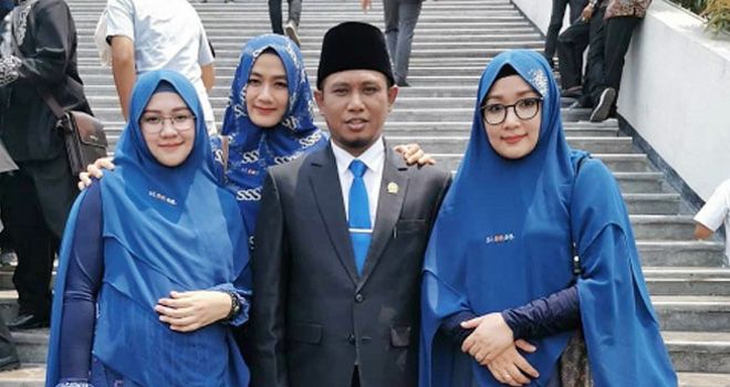 Lora Fadil dan 3 istri cantiknya pose bareng usai pelantikan dirinya sebagai anggota DPR RI.