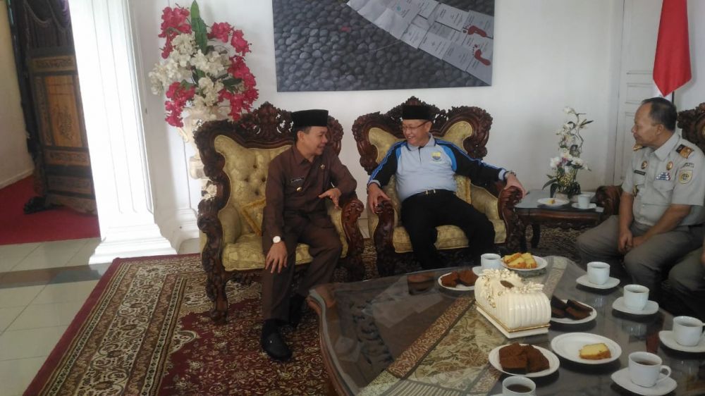 Bupati Sarolangun Cek Endra, saat sambangi Bupati Kerinci, Adirozal.