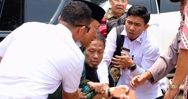 Menko Polhukam Wiranto diserang orang tidak dikenal saat kunjungan ke Pandeglang, Banten, Kamis (10/10). 