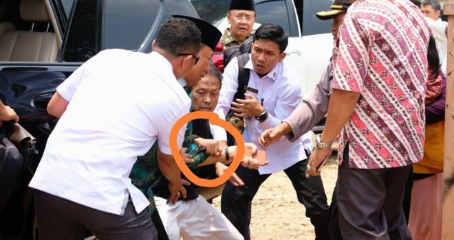 Upaya penusukan terhadap Menko Polhukam Wiranto. 