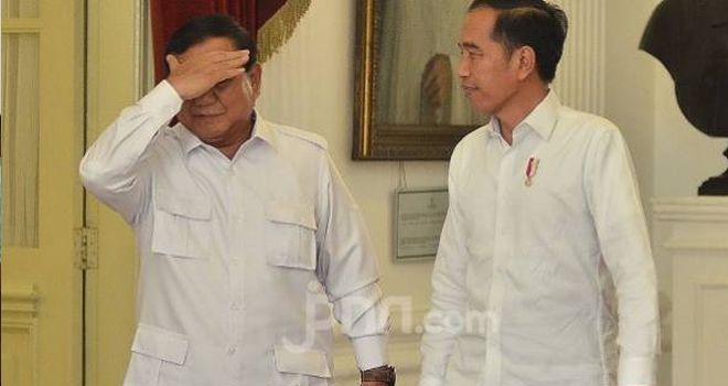 Presiden Jokowi dan Ketum Gerindra Prabowo Subianto bertemu hampir satu jam di Istana Merdeka, Jakarta, Jumat (11/10). 